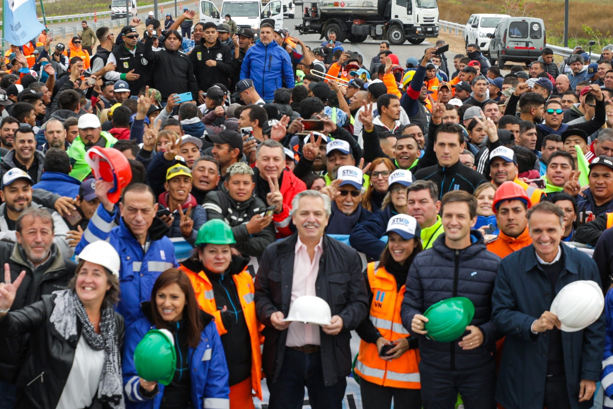 Alberto Fernández junto a trabajadores y trabajadoras de Corredores Viales, Vialidad Nacional y la construcción.