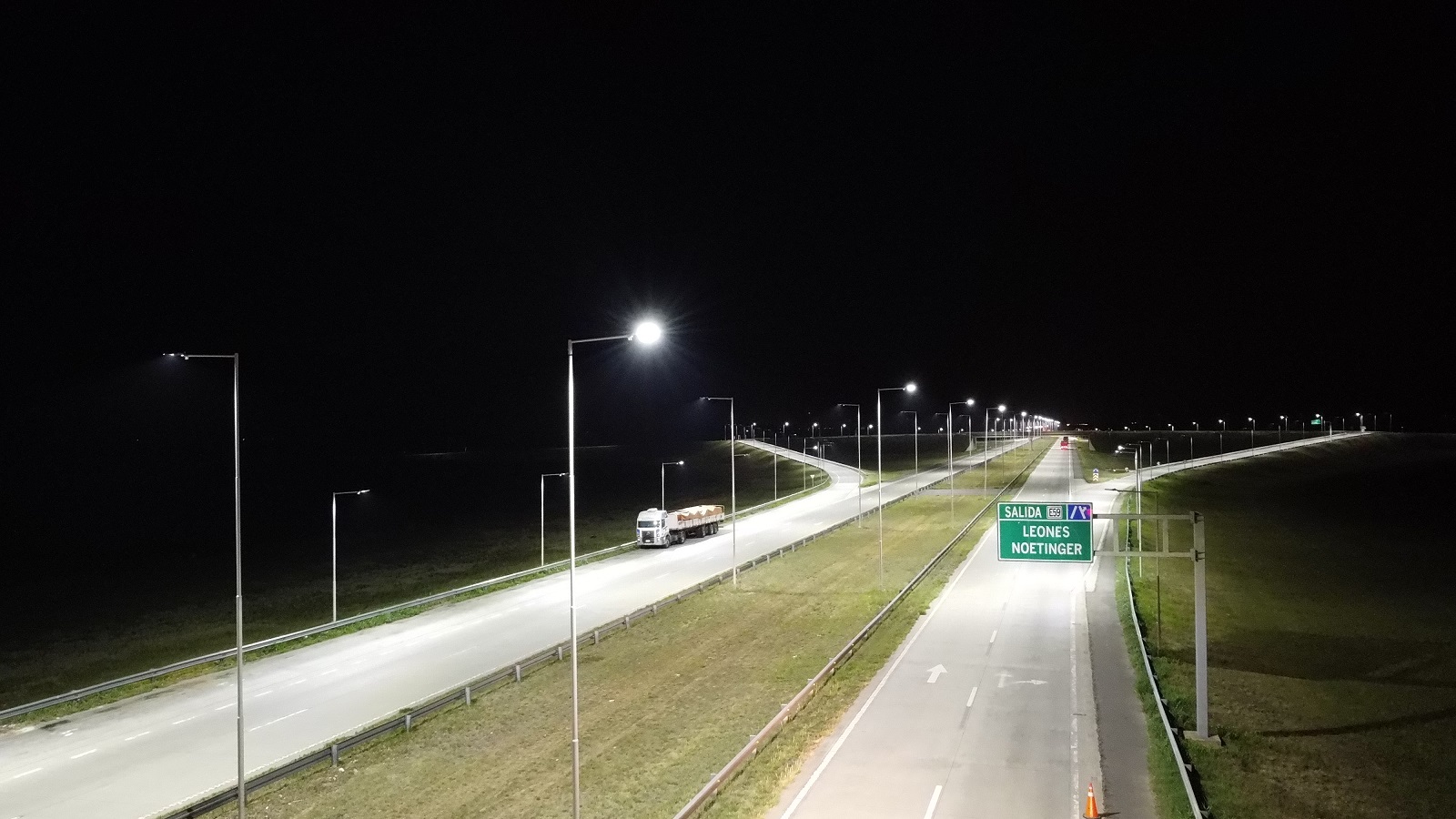 Luces LED para la autopista Rosario-Córdoba.